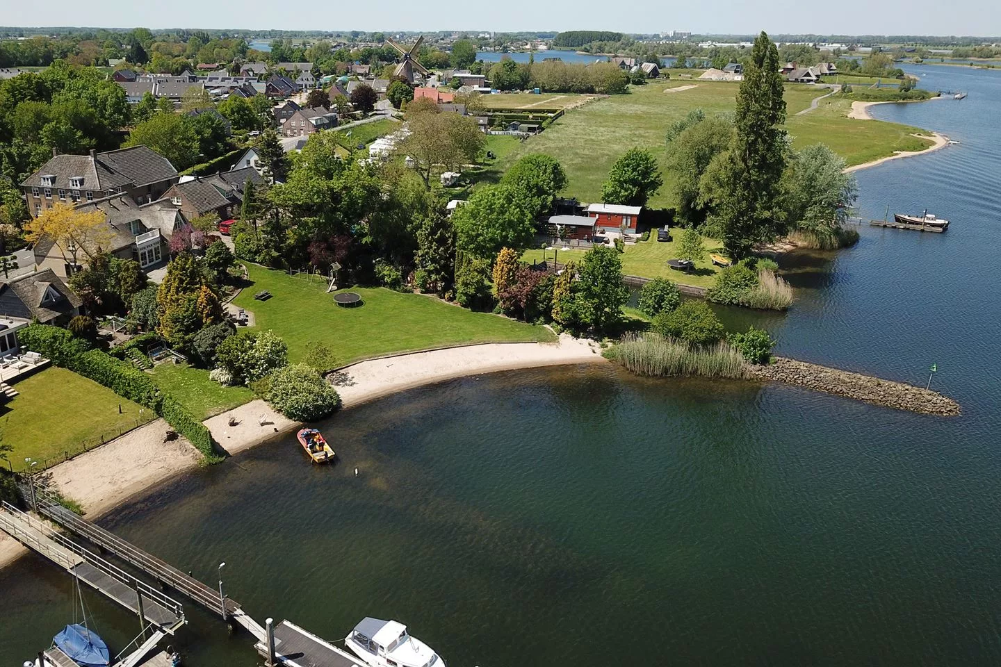 villa met privéstrand aan de maasdijk