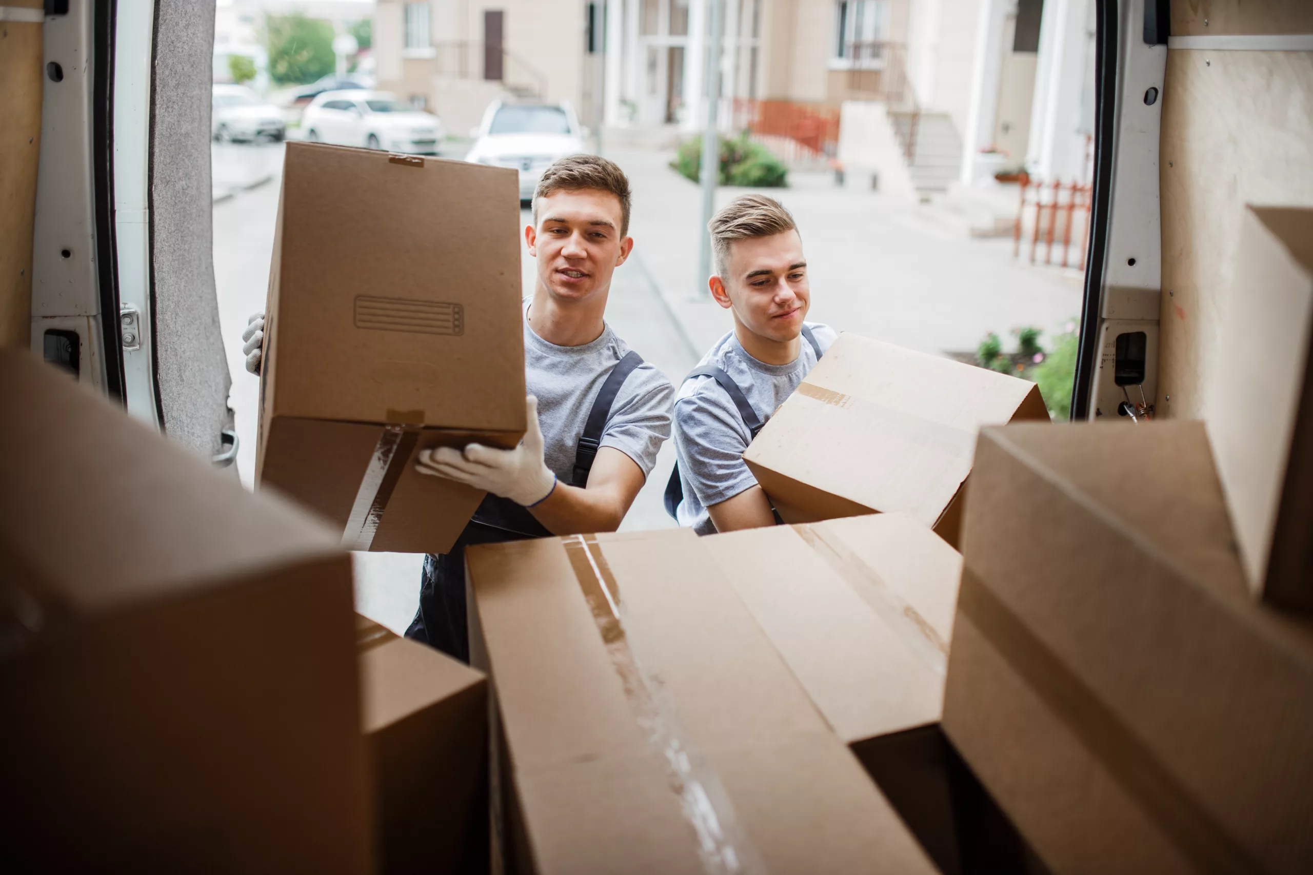 Verhuizen met vrienden in plaats van verhuisbedrijf