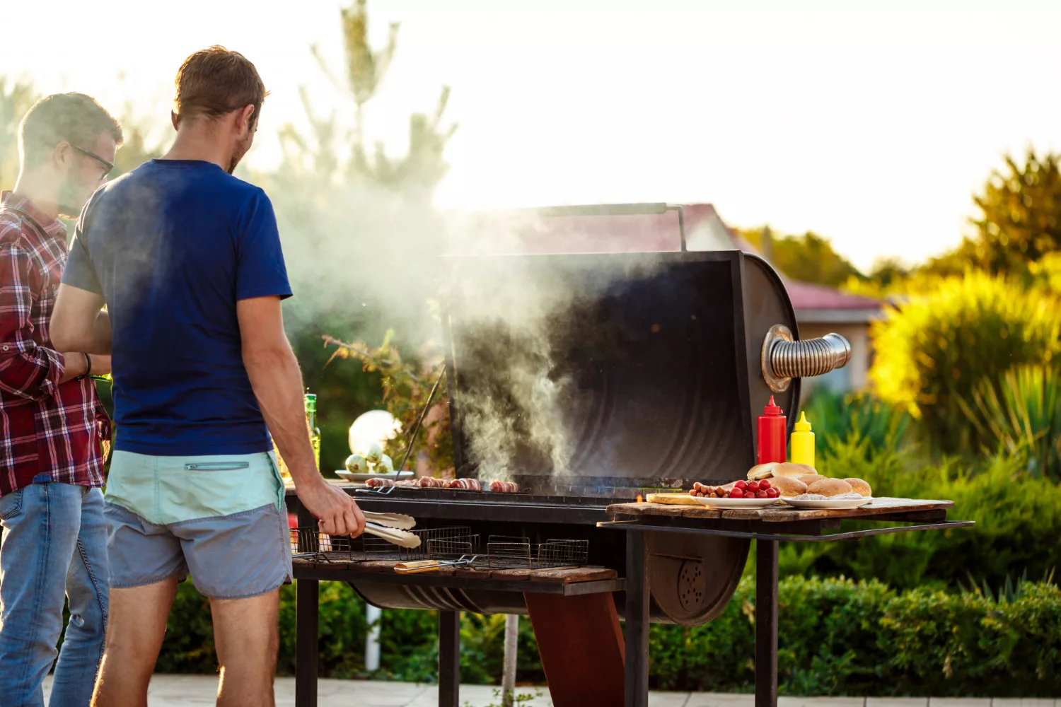 Barbecue geuren vullen de straten