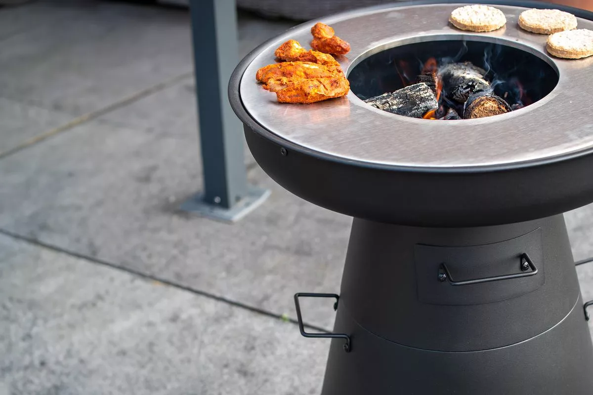 Boven het vuur kan je een grill plaatsen om lekker te grillen