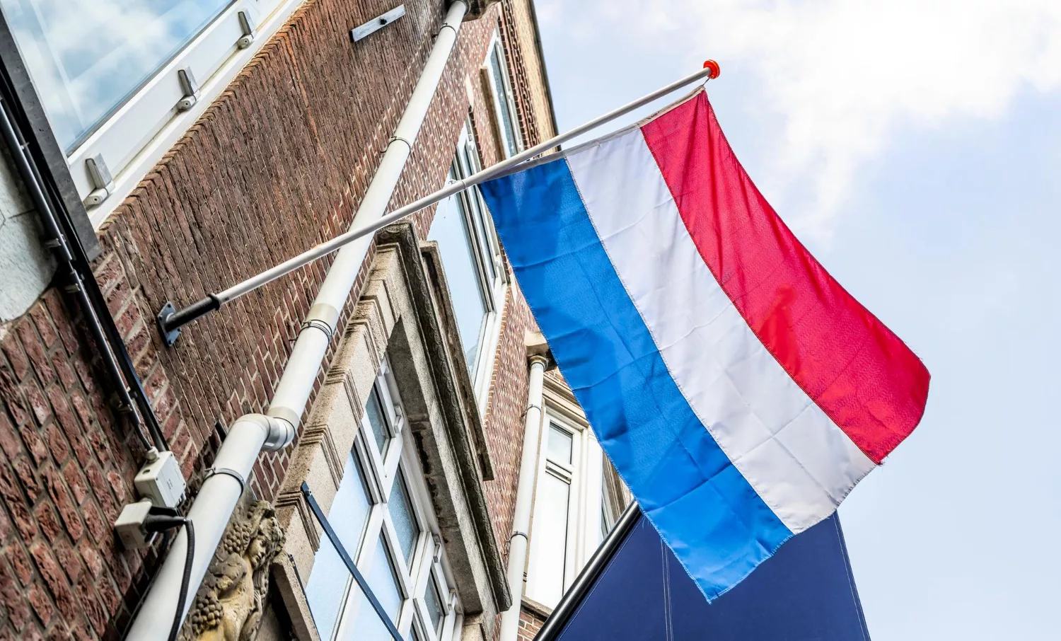 De Nederlandse vlaggen wapperen