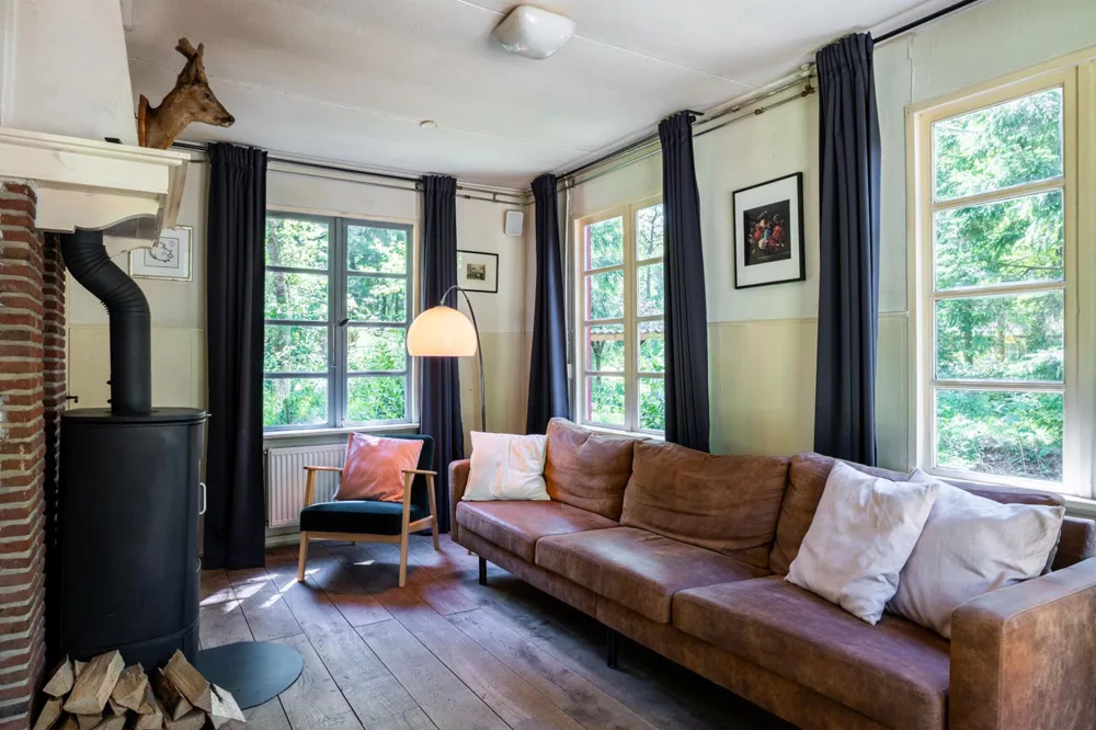 Woonkamer van het boshuisje