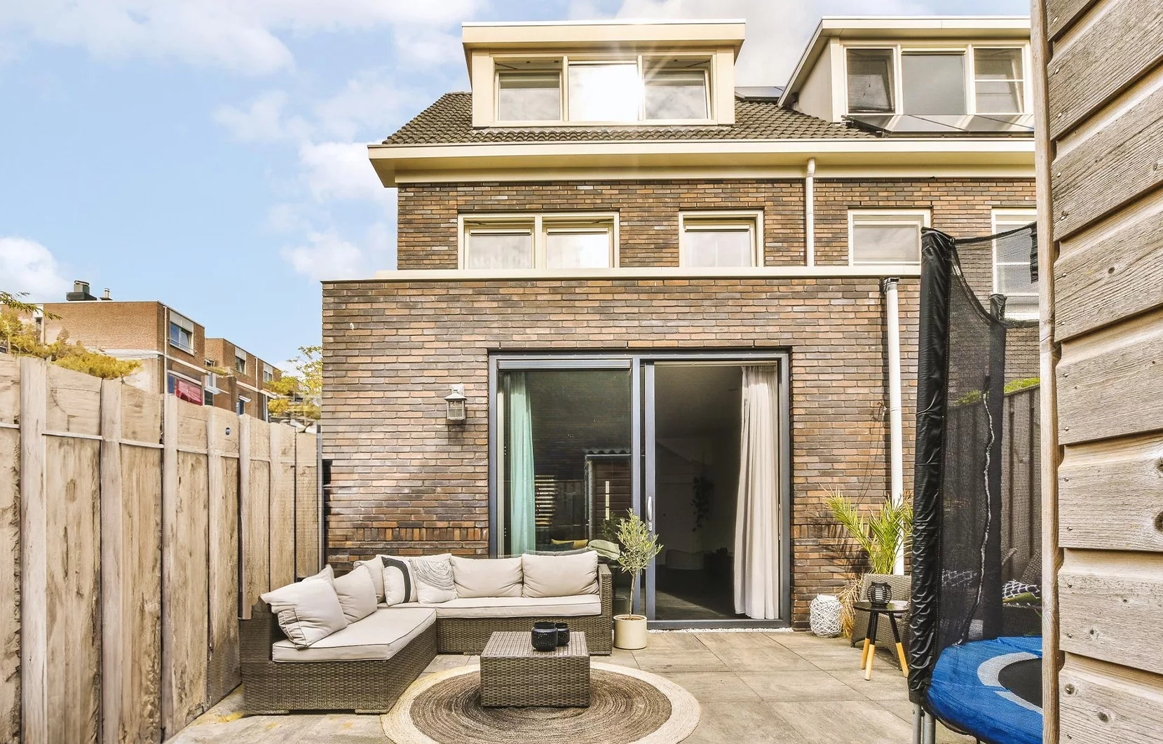 Een aanbouw met schuifpui