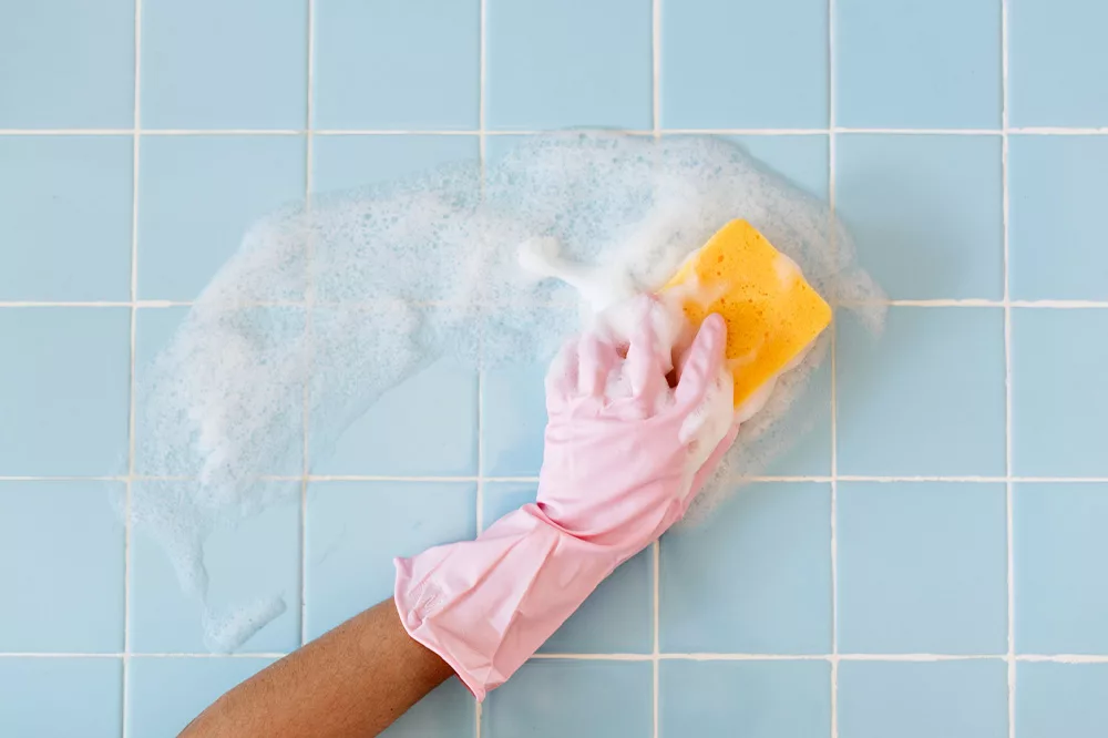 Badkamer schoonmaken met baking soda