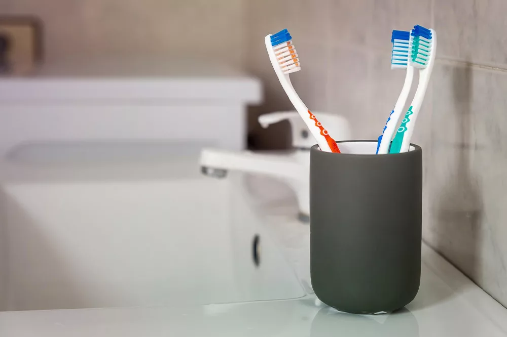 Tandenborstel bakje in de badkamer